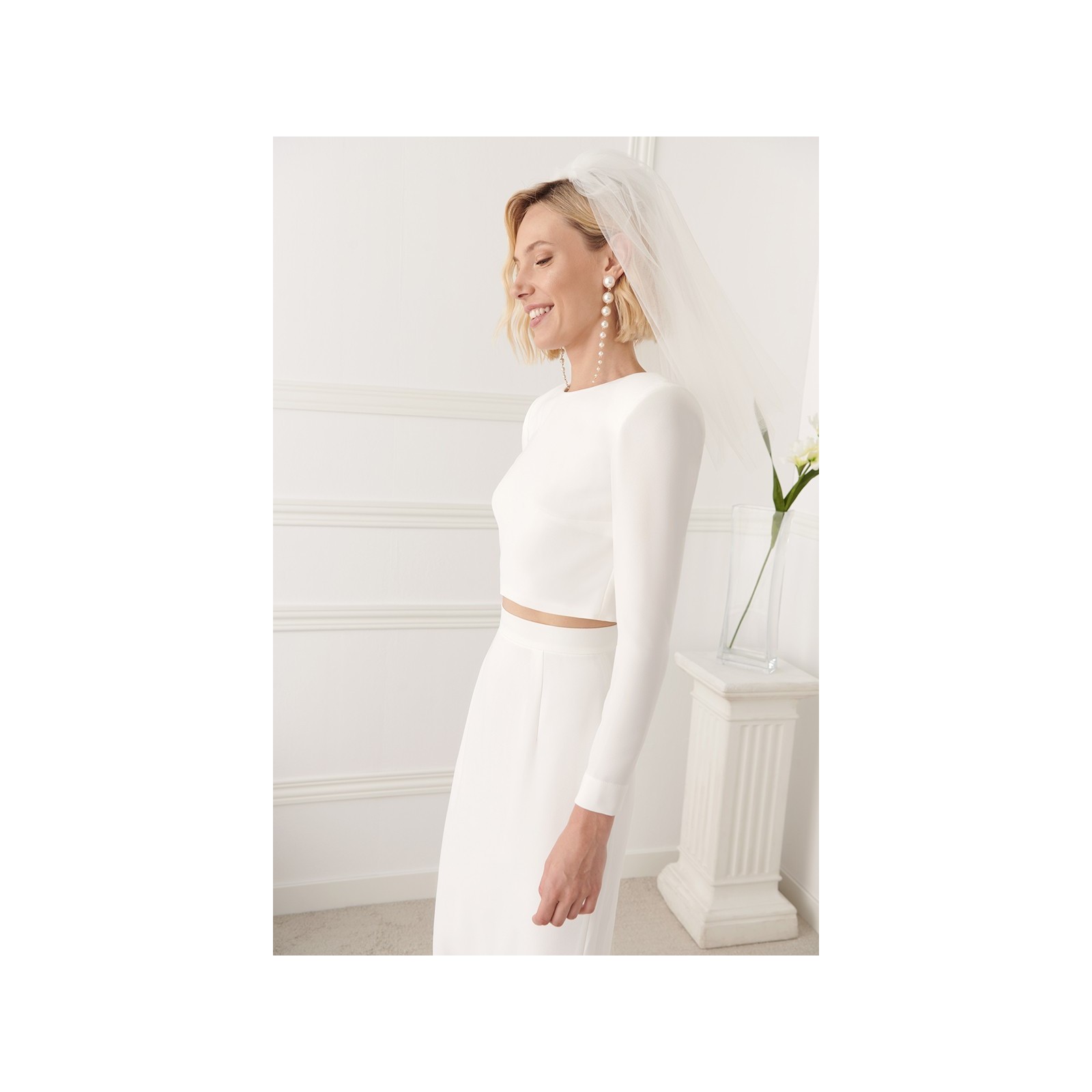 Top corto crepe blanco para invitada boda