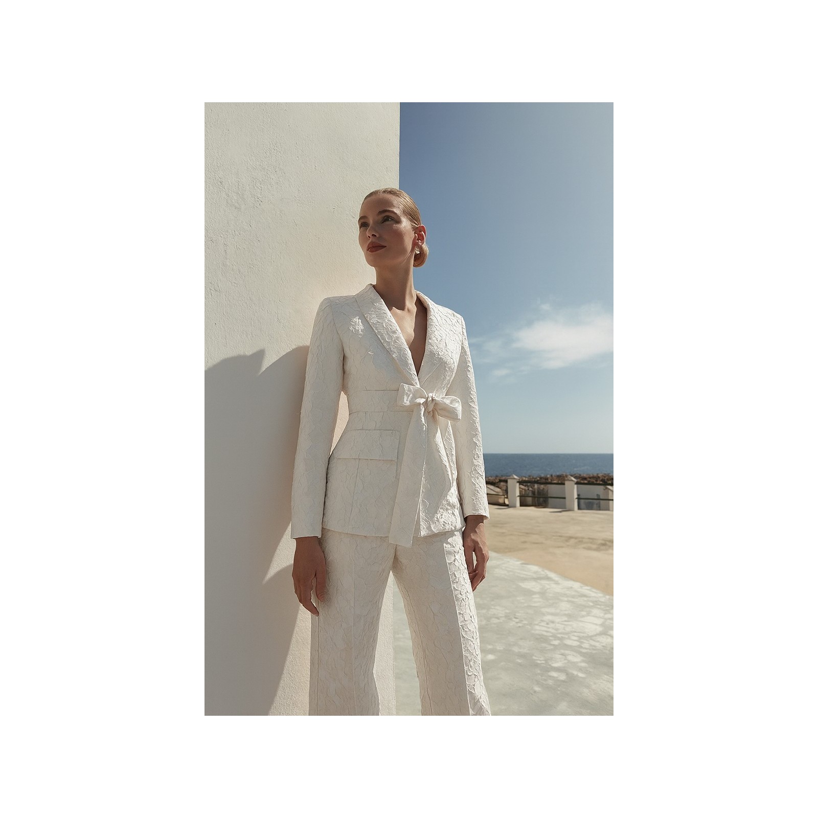 traje de chaqueta y pantalon brocado blanco
