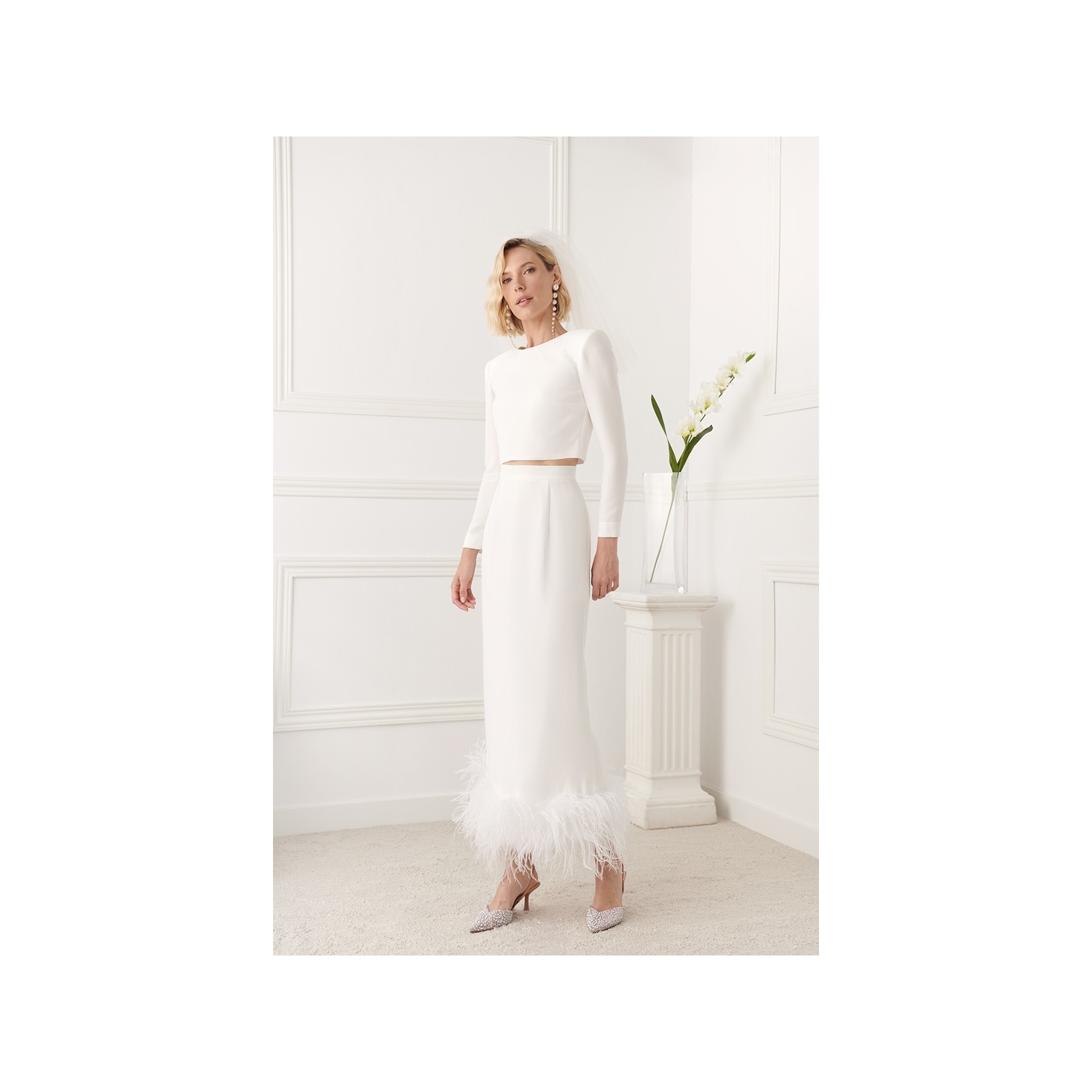 Falda recta con plumas en crepe blanco para novia