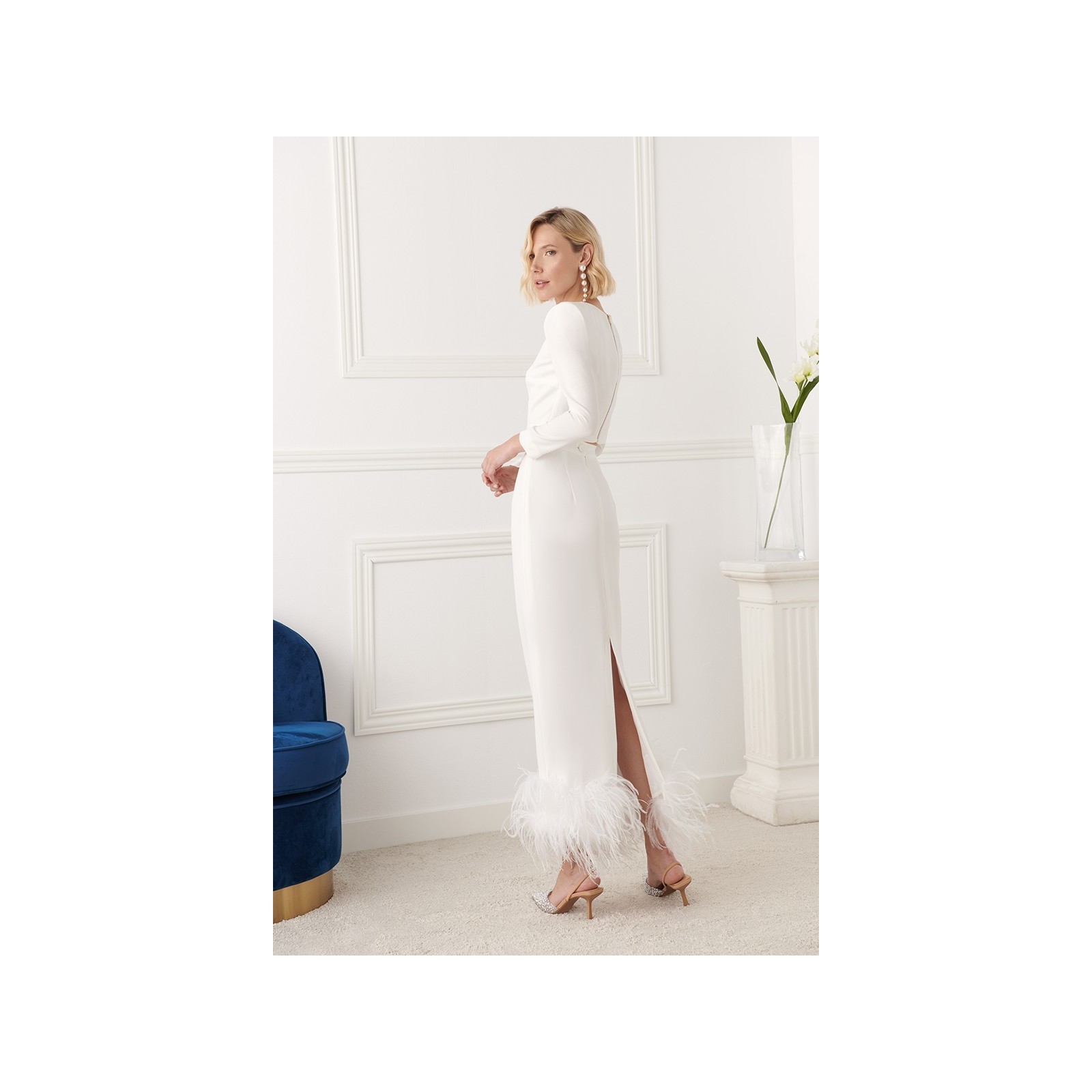 Falda recta con plumas en crepe blanco para novia