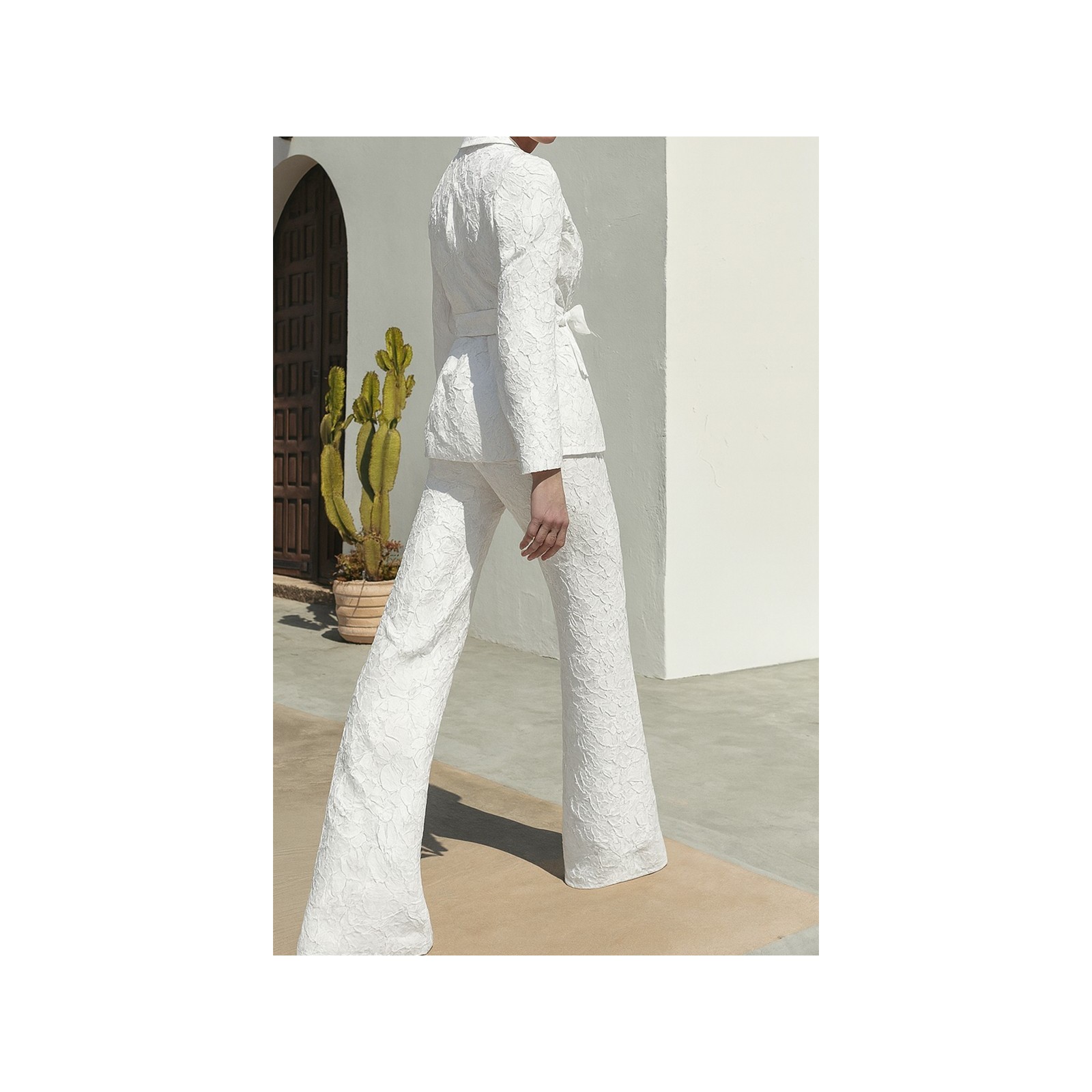 traje de chaqueta y pantalon brocado blanco