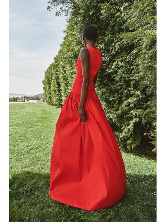 Vestido largo rojo de fiesta para boda con canesú drapeado