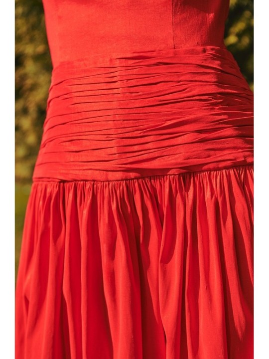 Vestido largo rojo de fiesta para boda con canesú drapeado