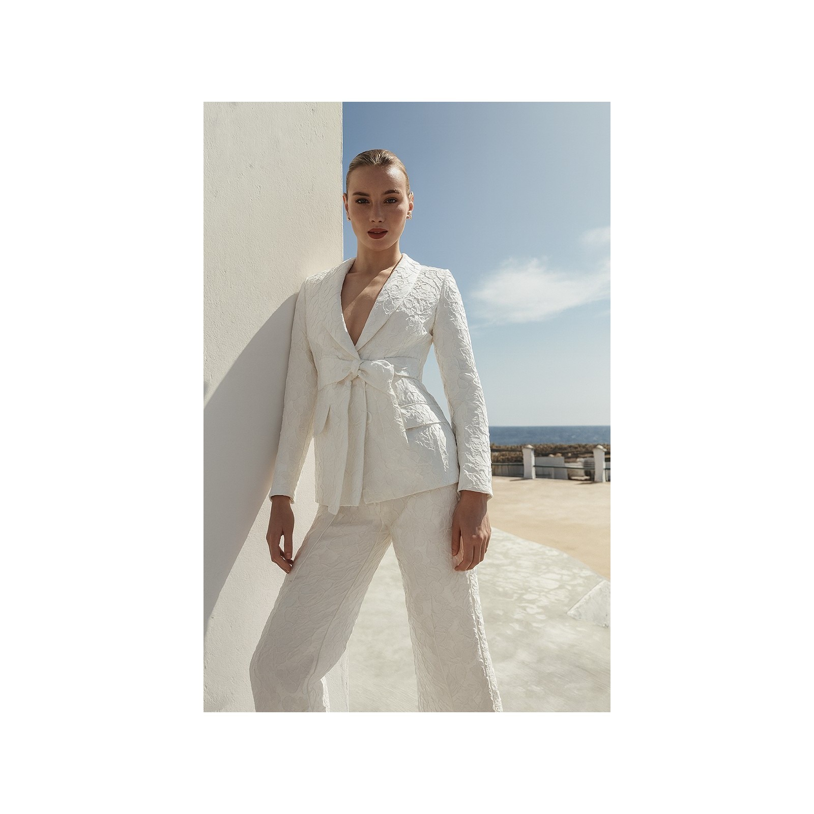 traje de chaqueta y pantalon brocado blanco
