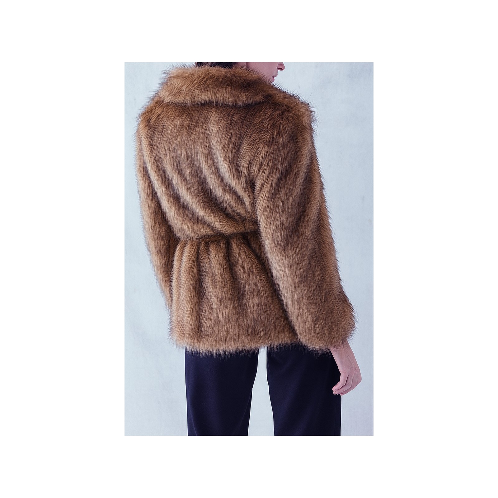 abrigo de pelo marron con solapa y cuello para invierno
