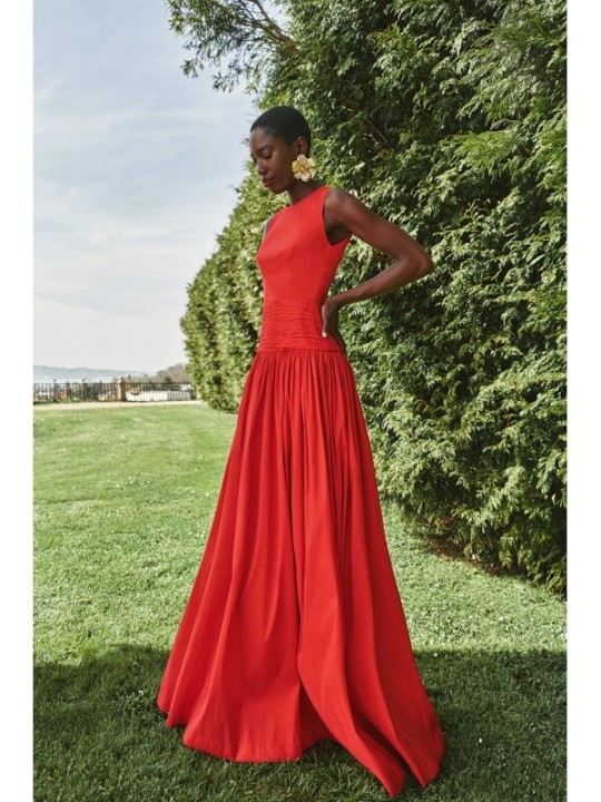 Vestido largo rojo de fiesta para boda con canesú drapeado