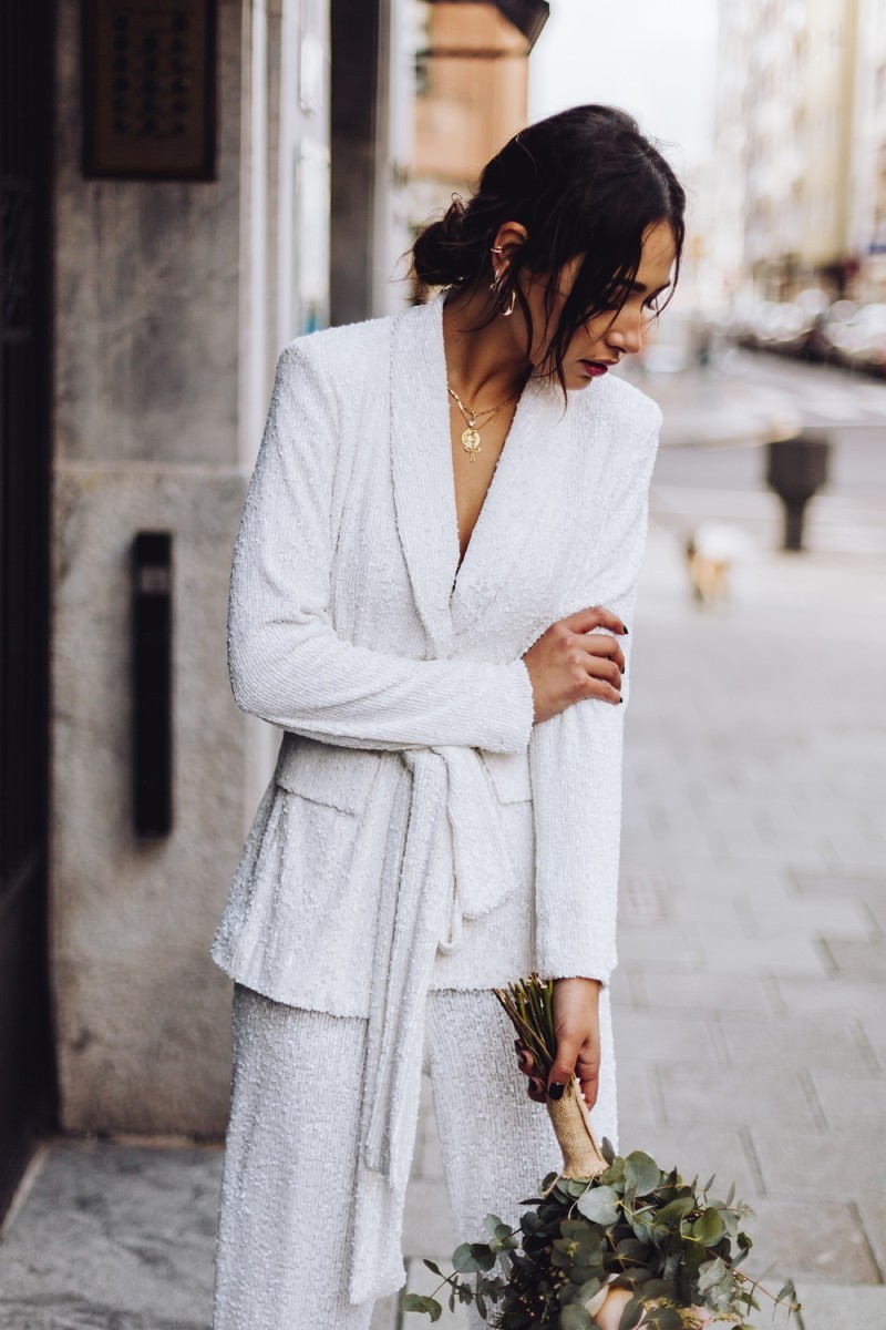 Traje blanco de chaqueta y pantalón lentejuelas Alma