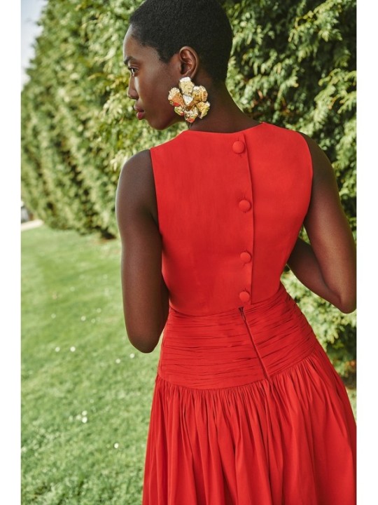 Vestido largo rojo de fiesta para boda con canesú drapeado
