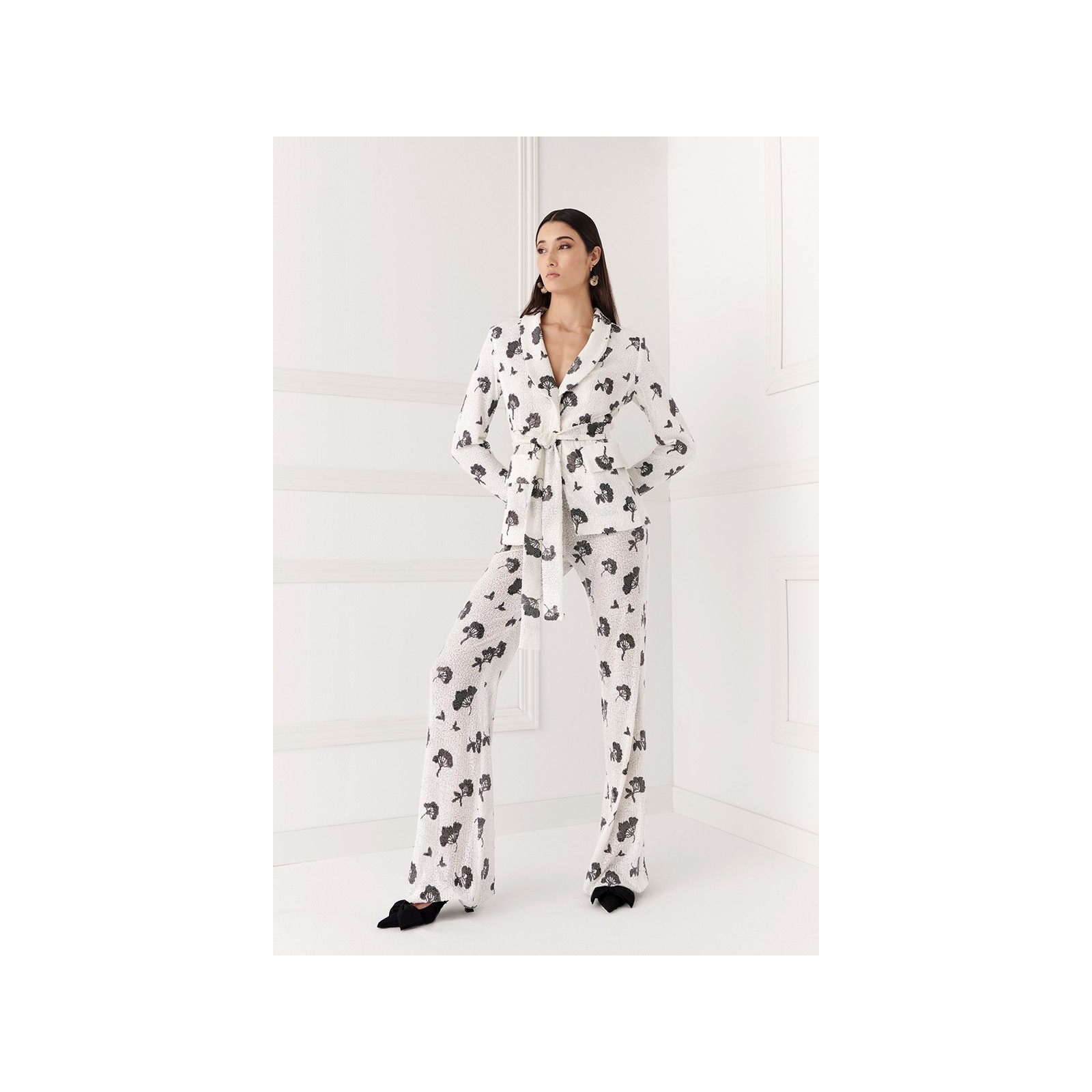 Chaqueta de lentejuelas blanca y negra para invitada