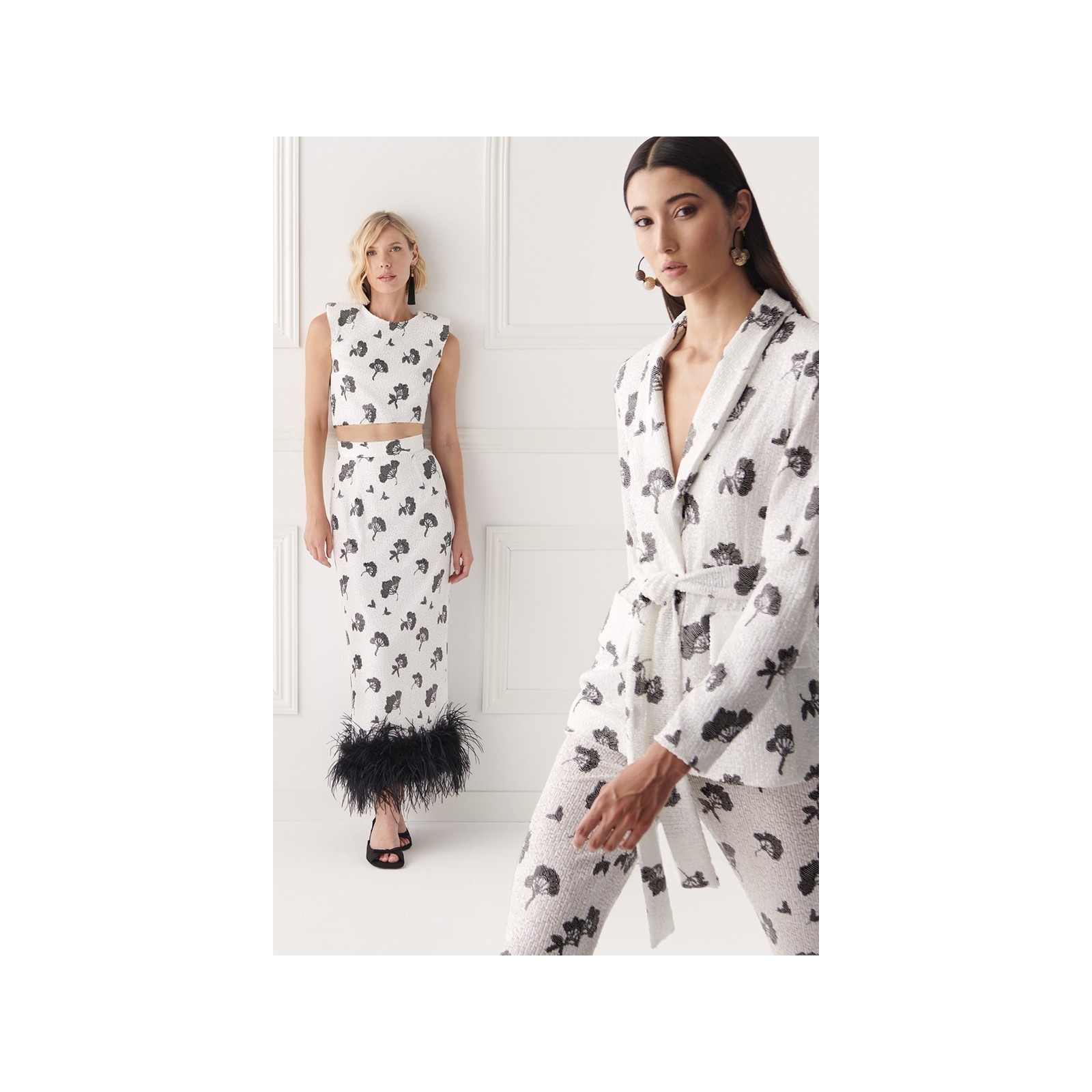 Chaqueta de lentejuelas blanca y negra para invitada