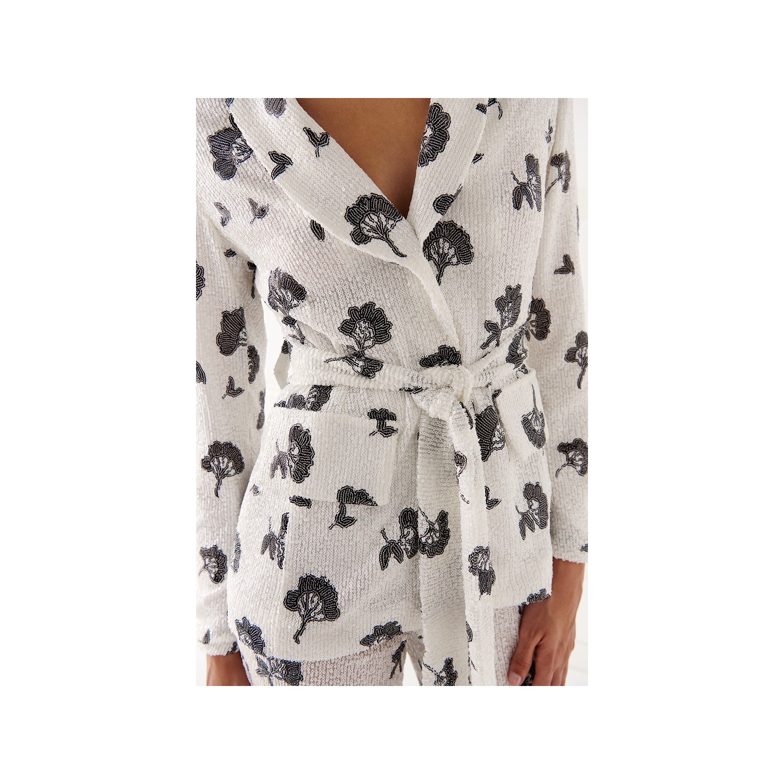 Chaqueta de lentejuelas blanca y negra para invitada