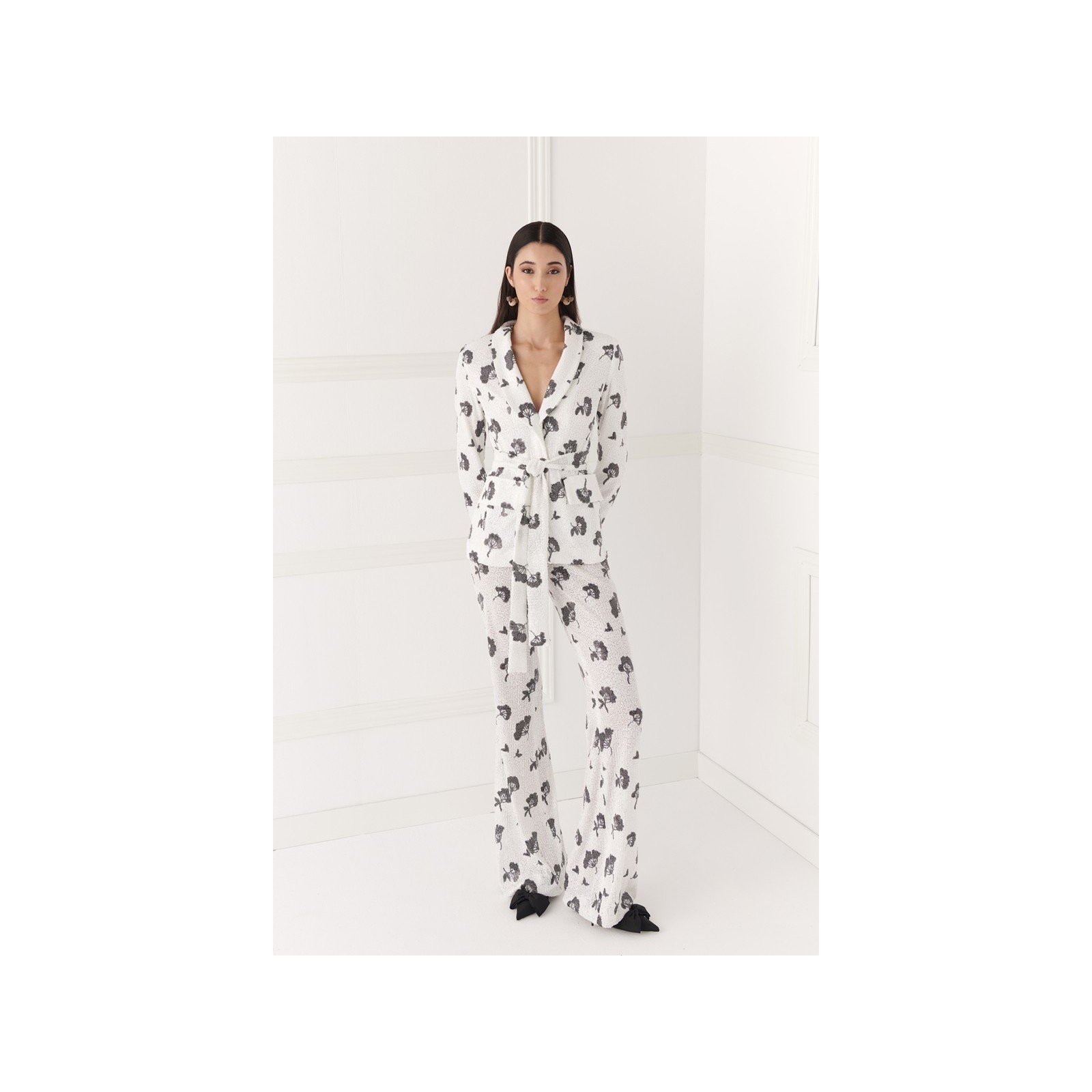 Chaqueta de lentejuelas blanca y negra para invitada