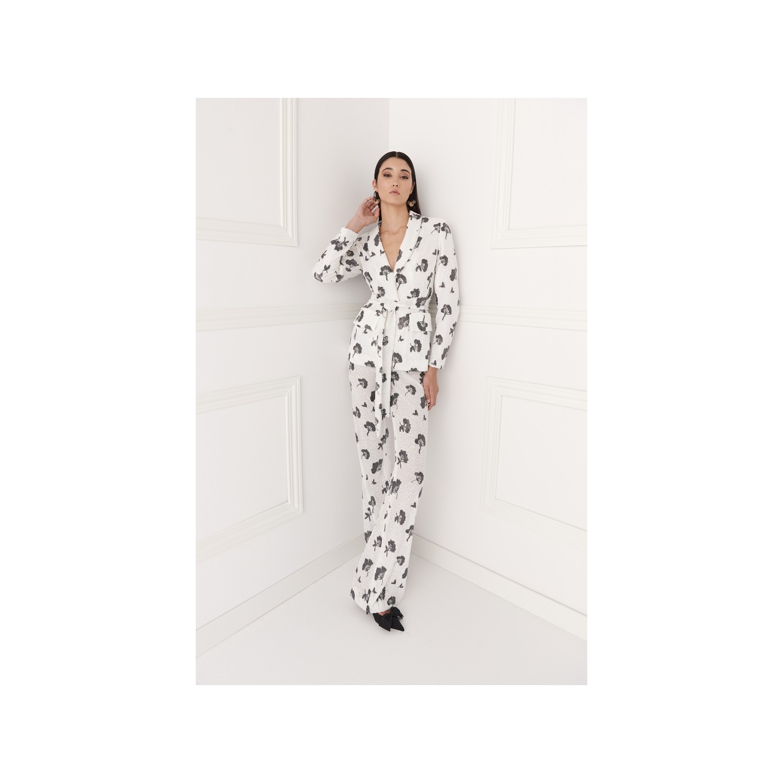 Chaqueta de lentejuelas blanca y negra para invitada