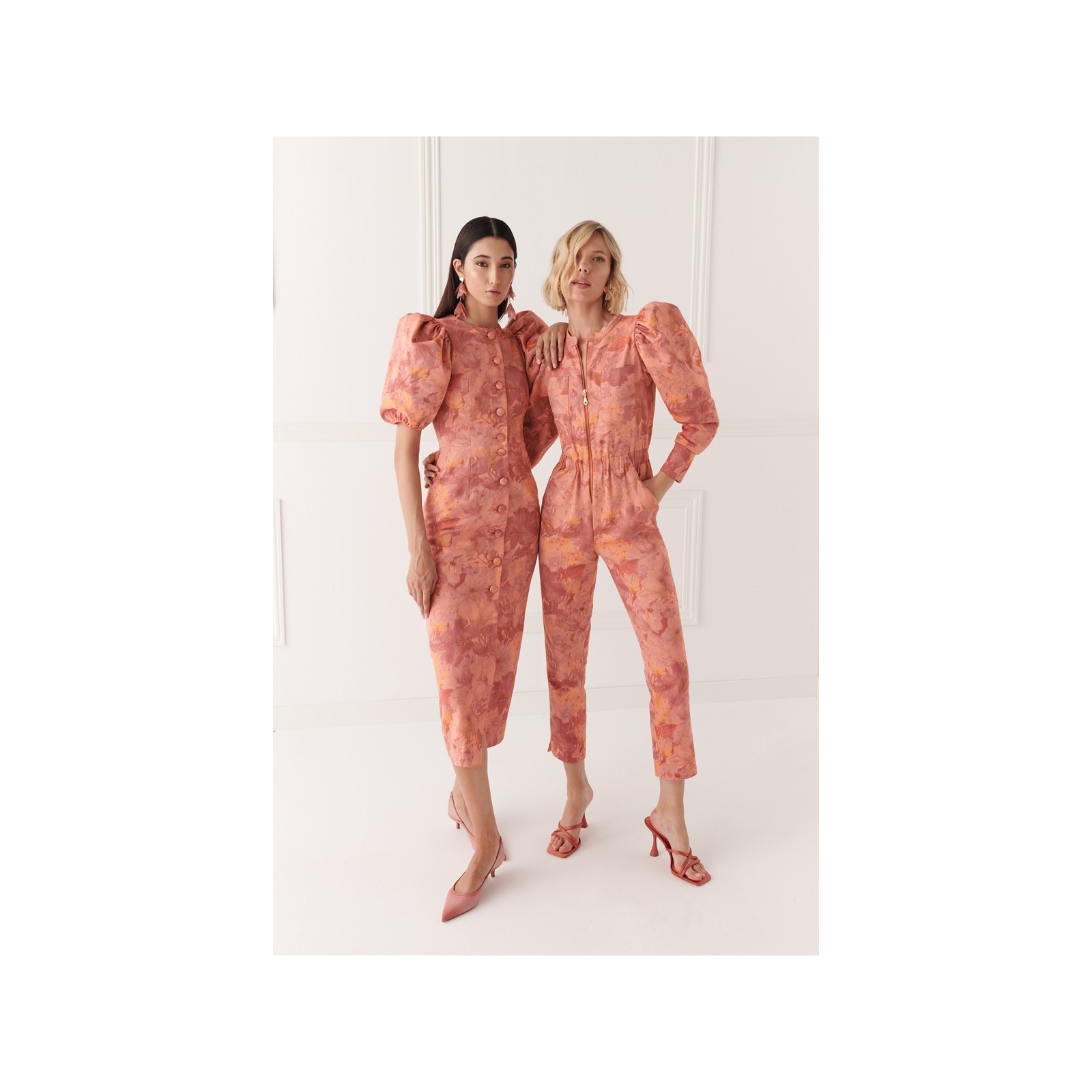 Mono estampadao denim coral con mangas abullonadas