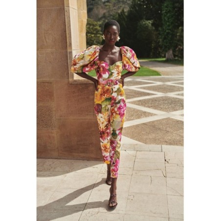 mono estampado de invitada con manga volumen