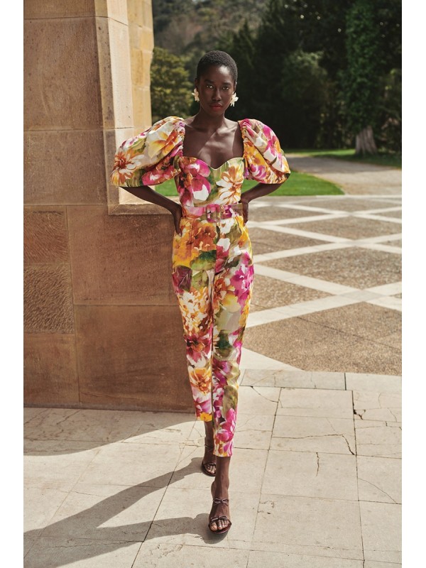 mono estampado de invitada con manga volumen