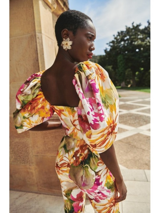 mono estampado de invitada con manga volumen