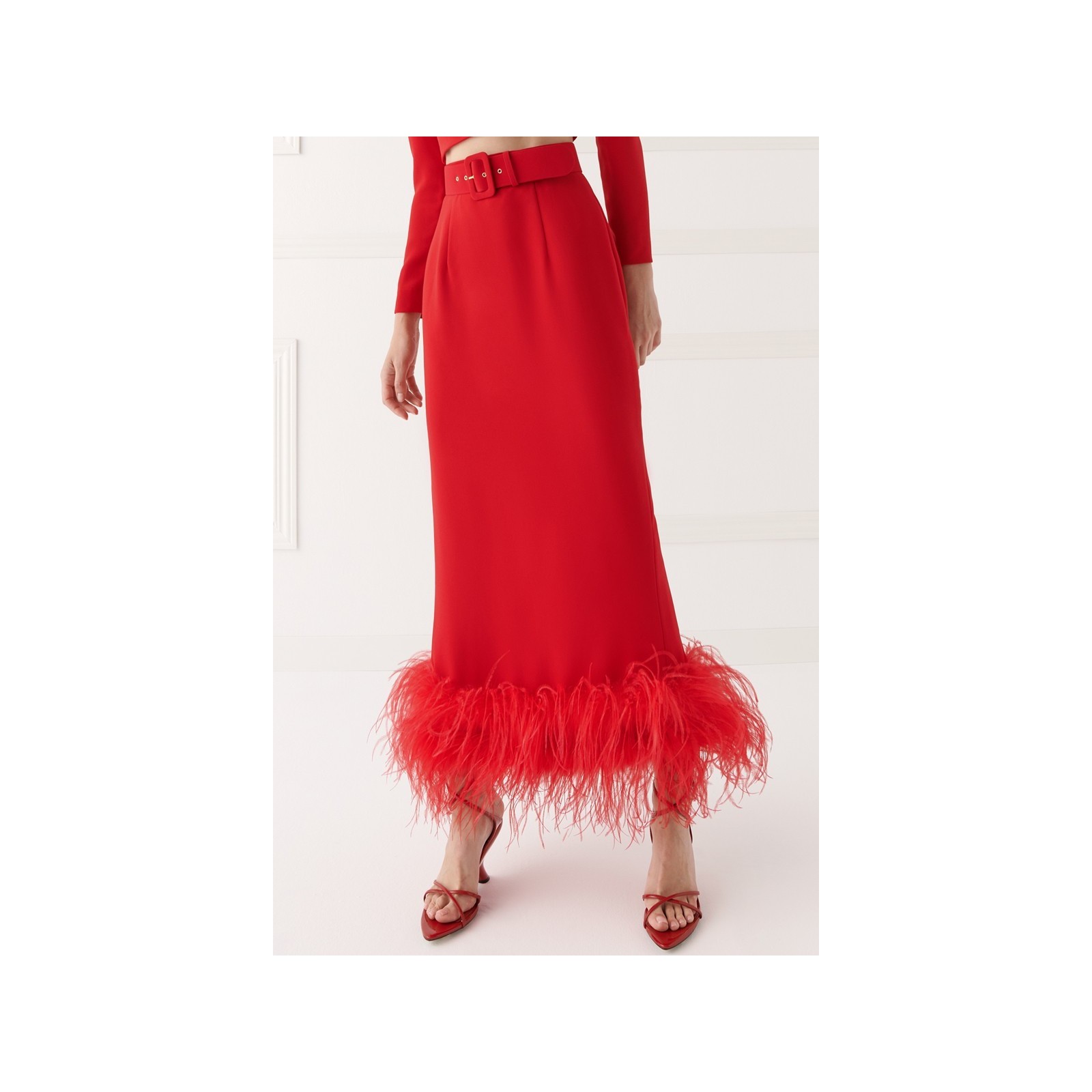 Falda recta falde plumas en crepe rojo