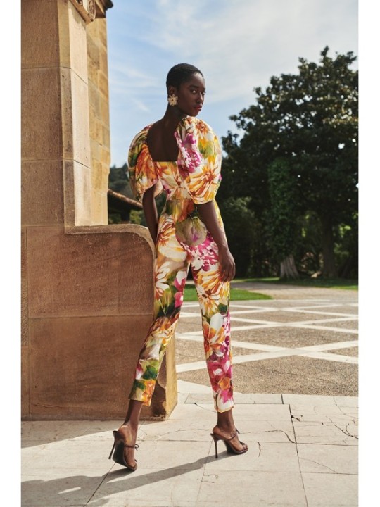 mono estampado de invitada con manga volumen