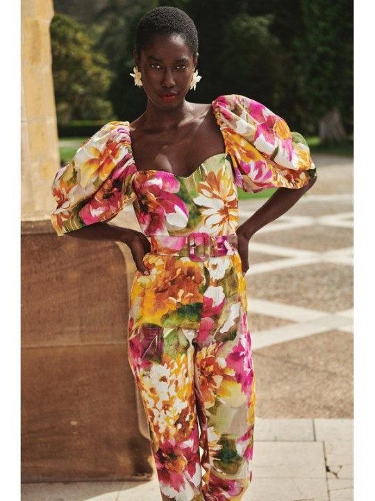 mono estampado de invitada con manga volumen