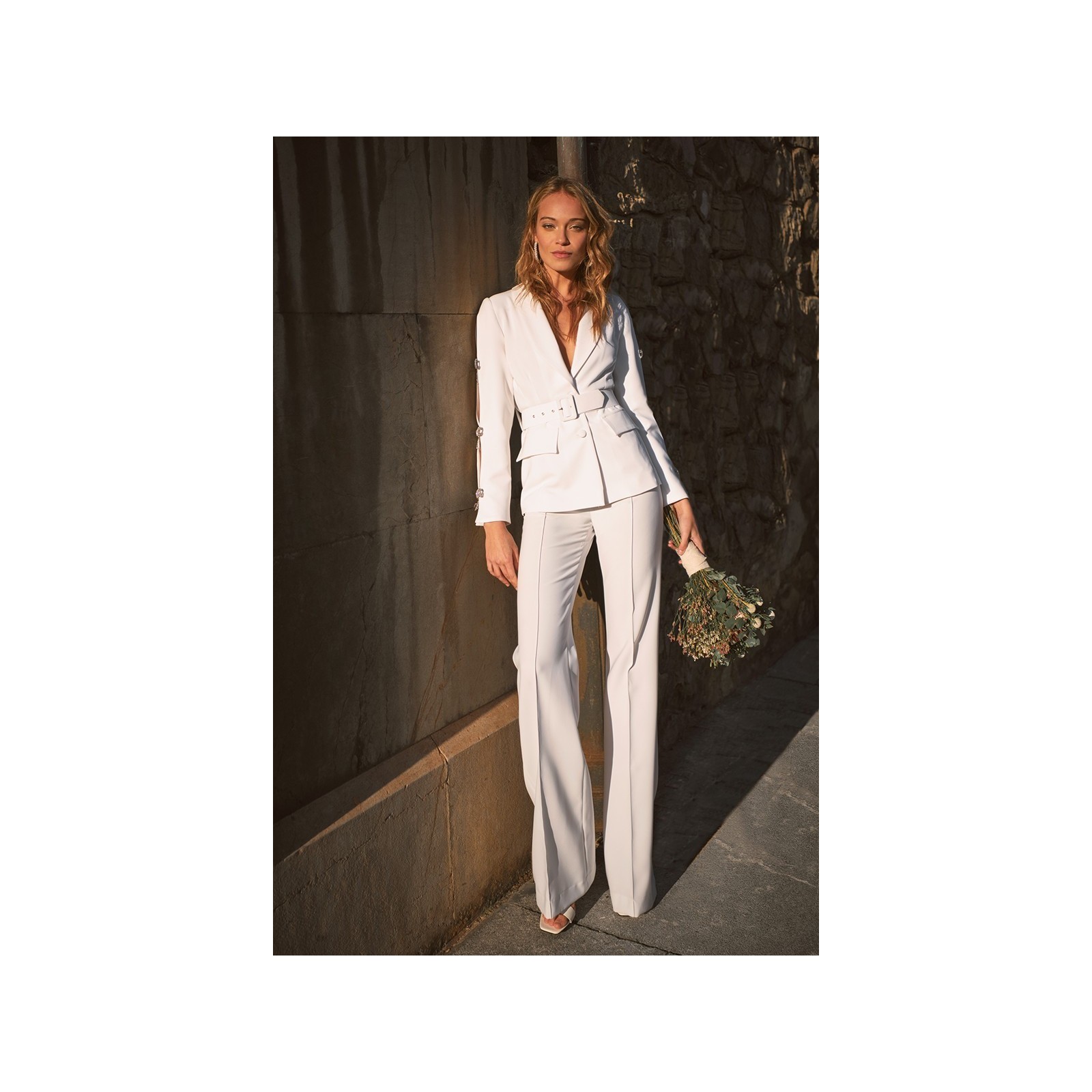 Traje chaqueta y pantalón blanco lazos joya Leonor