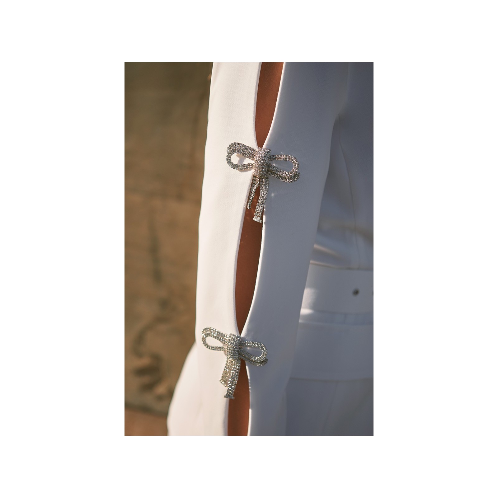 Traje chaqueta y pantalón blanco lazos joya Leonor