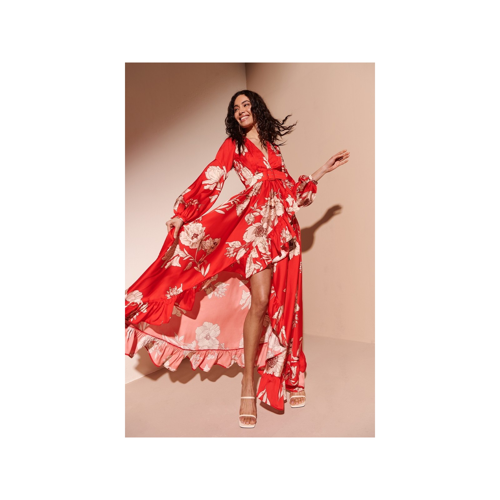 Cinturón forrado rojo con estampado de flores beige con hebilla