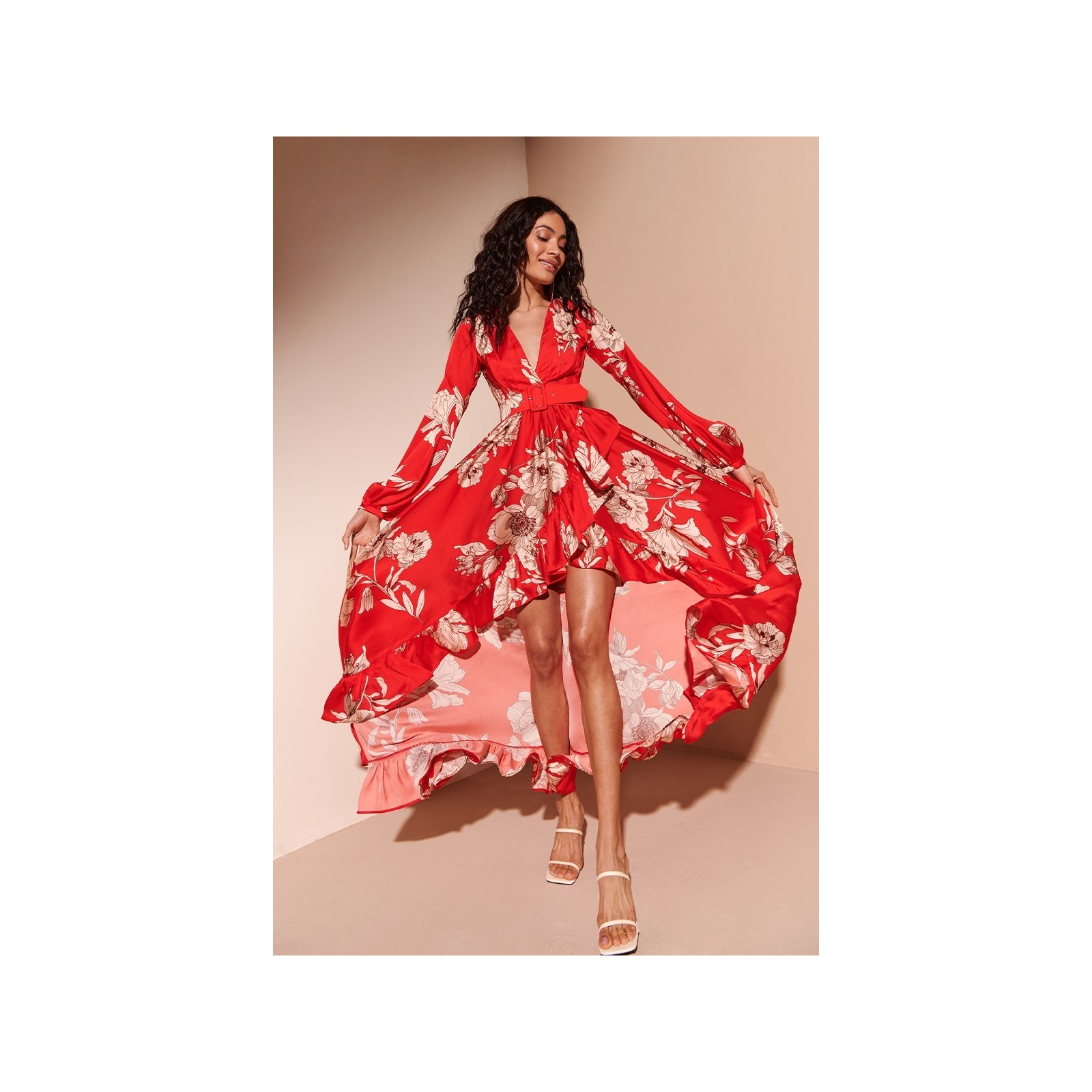 Cinturón forrado rojo con estampado de flores beige con hebilla