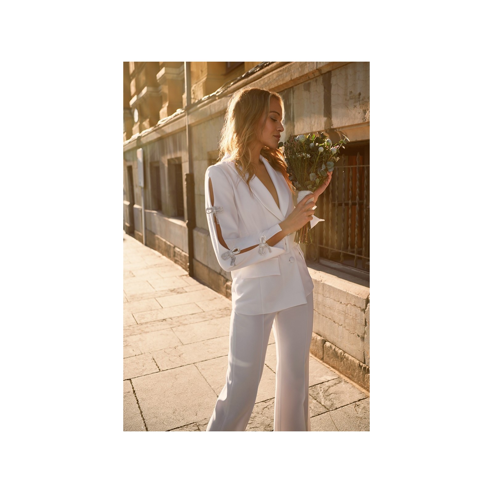 Traje chaqueta y pantalón blanco lazos joya Leonor