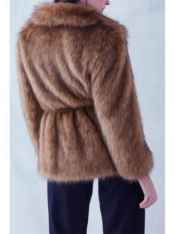 abrigo de pelo marron con solapa y cuello para invierno