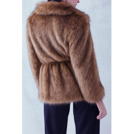 abrigo de pelo marron con solapa y cuello para invierno