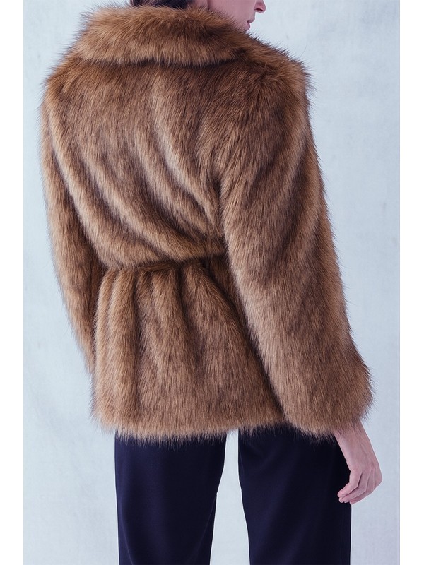 abrigo de pelo marron con solapa y cuello para invierno