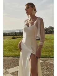 chaqueta corta perlas blanca para novia