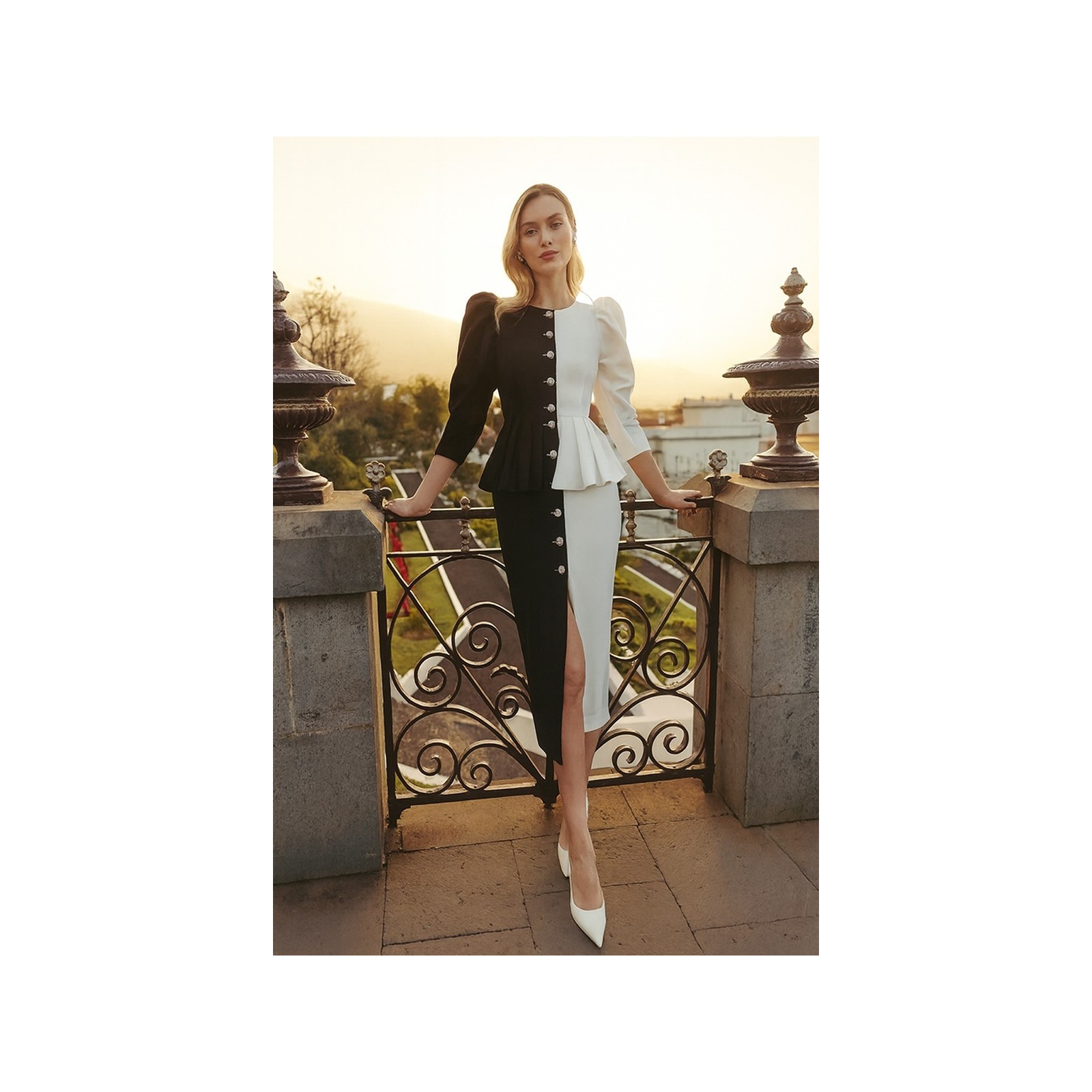 vestido midi de crepe blanco  y negro con peplum manga abullonada