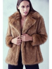 abrigo de pelo marron con solapa y cuello para invierno