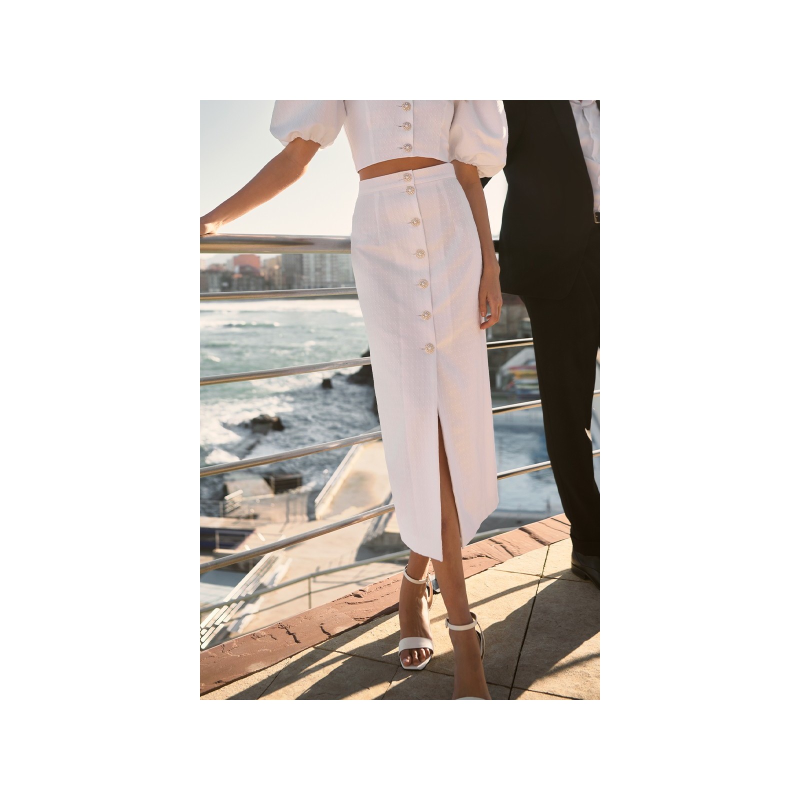 Falda de jacquard blanco con botones joya Rosalie