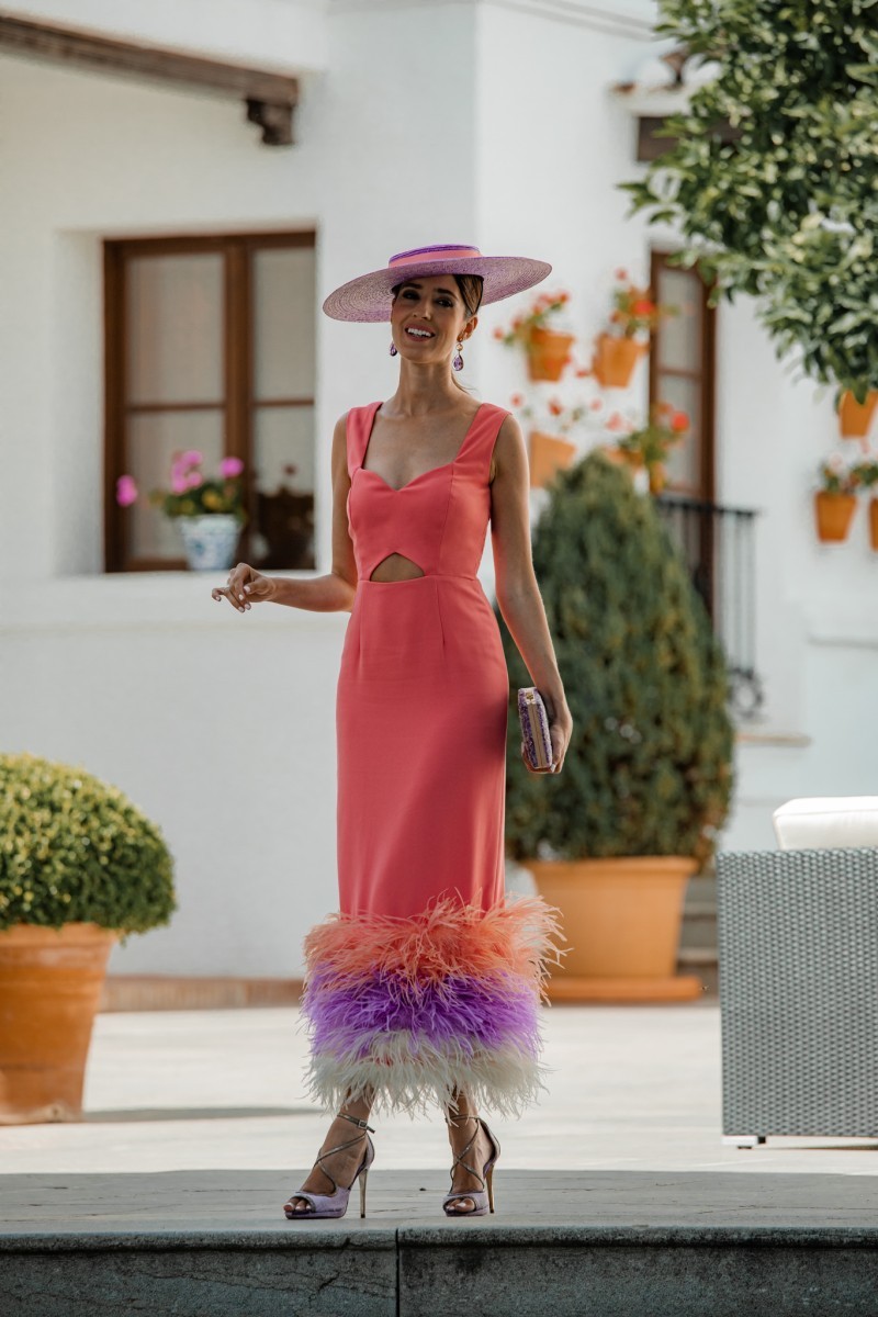 Vestido de fiesta corto en CREPE CORAL con plumas