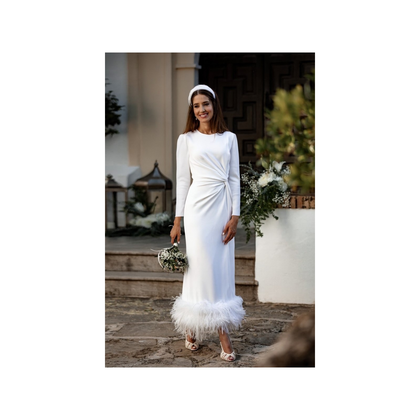 Vestido blanco midi fruncido en la cintura con pluma en el bajo