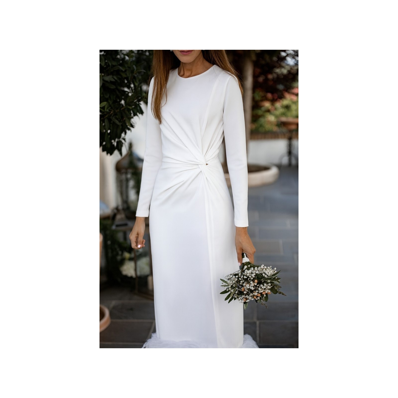 Vestido blanco midi fruncido en la cintura con pluma en el bajo