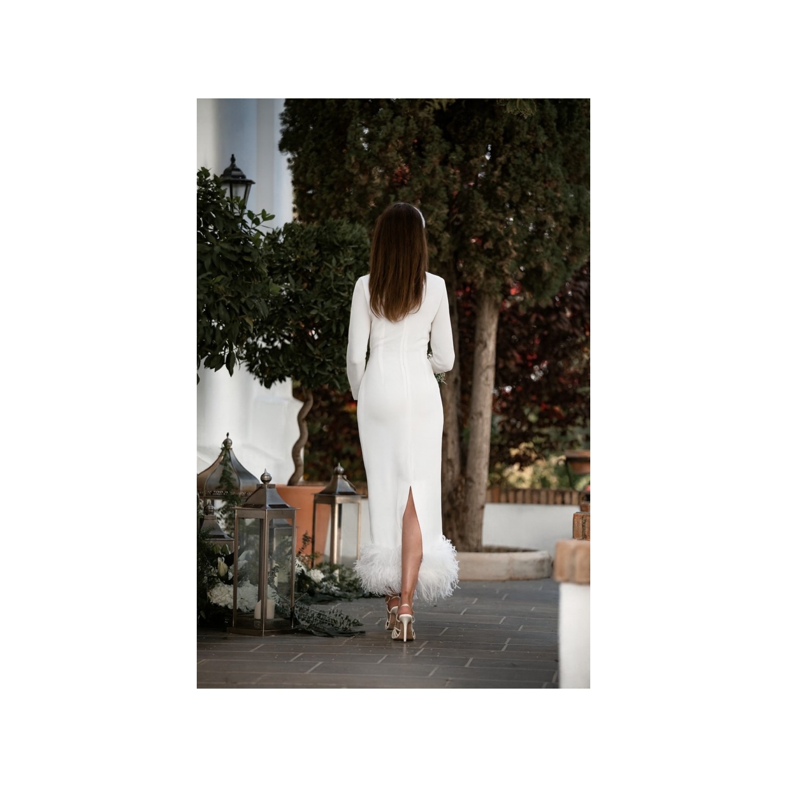 Vestido blanco midi fruncido en la cintura con pluma en el bajo