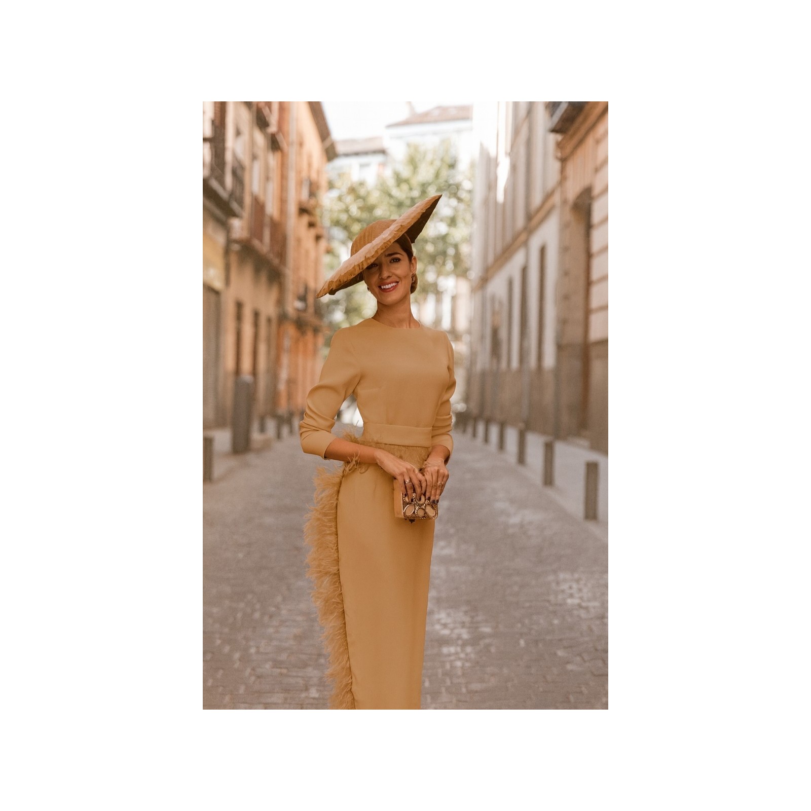 Vestido midi camel con manga larga y pluma en cintura y falda para