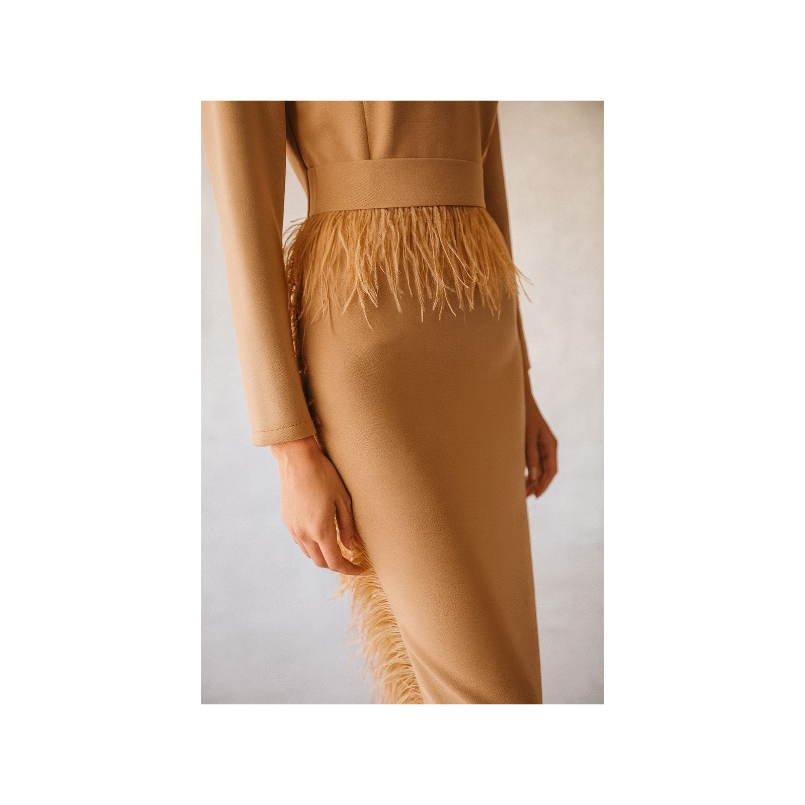 Vestido midi camel con manga larga y pluma en cintura y falda para