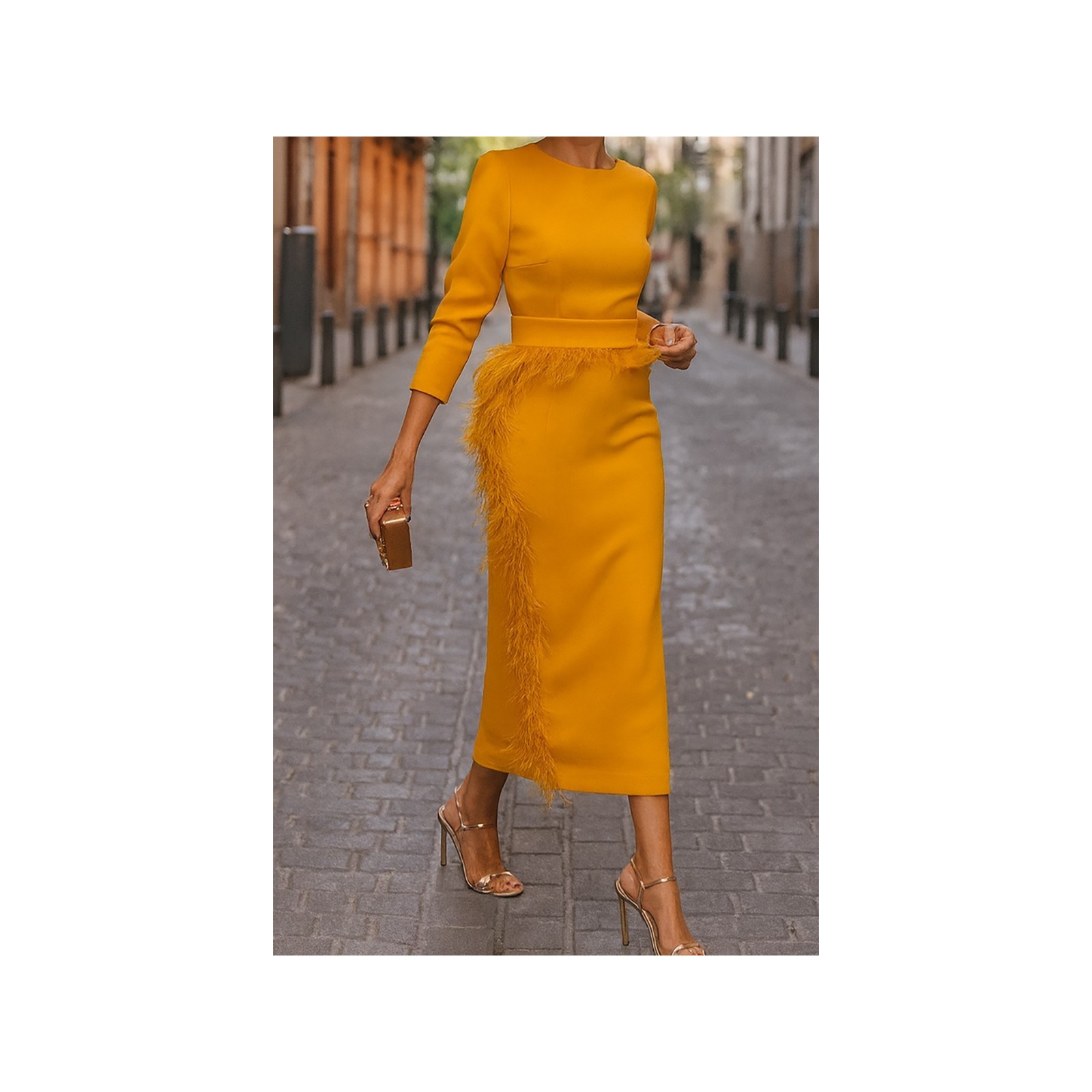 Vestido midi mostaza con manga larga y pluma en cintura y falda