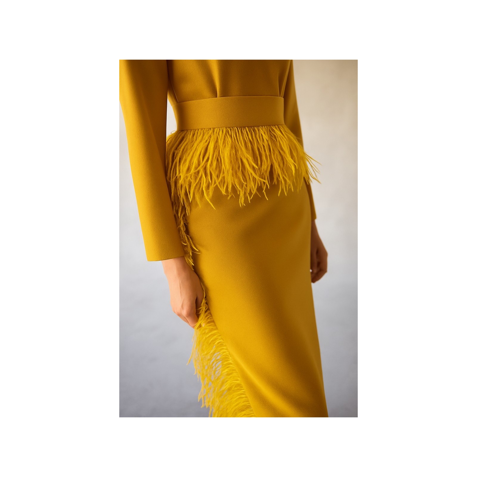 Vestido midi mostaza con manga larga y pluma en cintura y falda