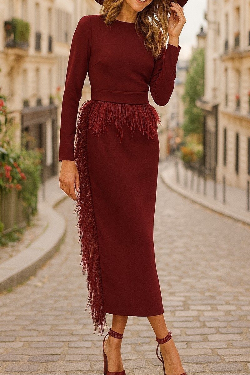 Vestido midi burdeos  con manga larga y pluma en cintura y falda