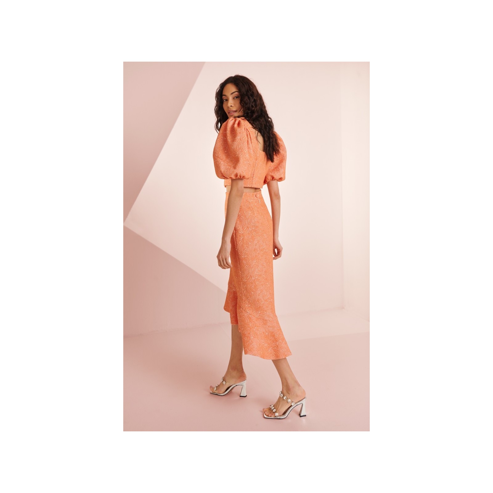 Falda con volante en brocado coral Mila
