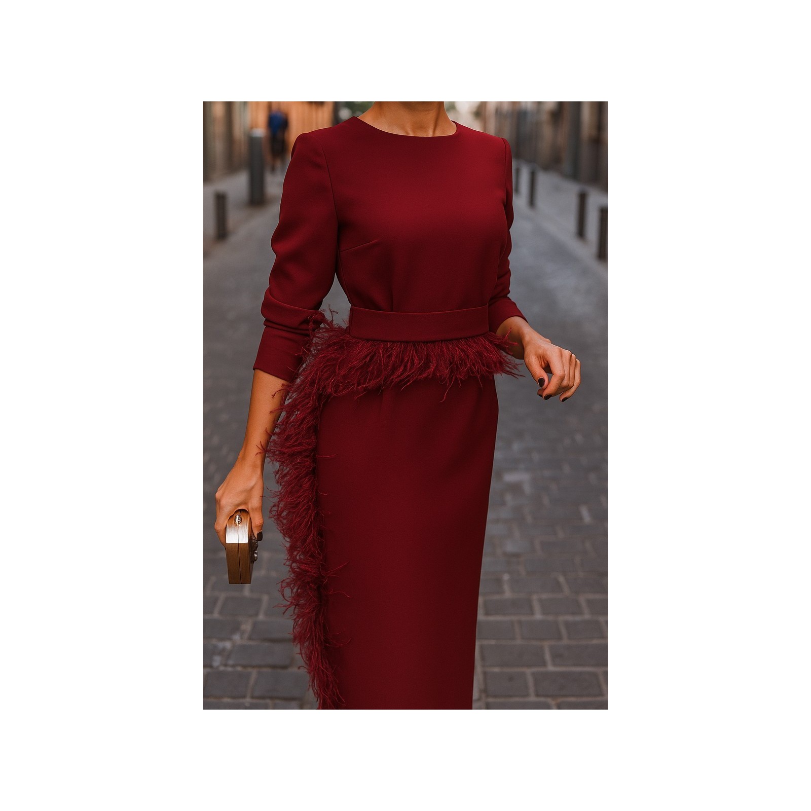 Vestido midi burdeos  con manga larga y pluma en cintura y falda