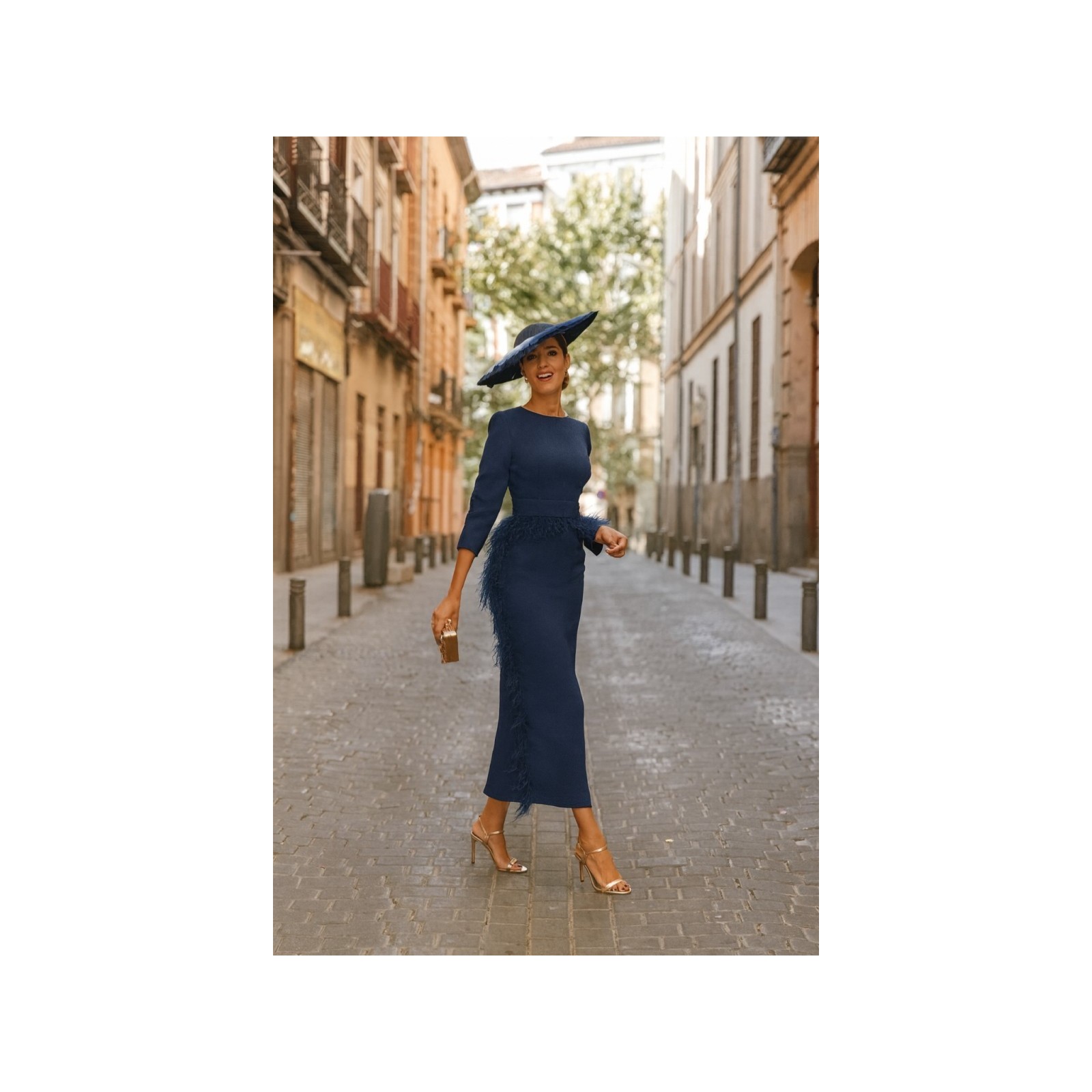 Vestido midi azul marino con manga larga y pluma en cintura y