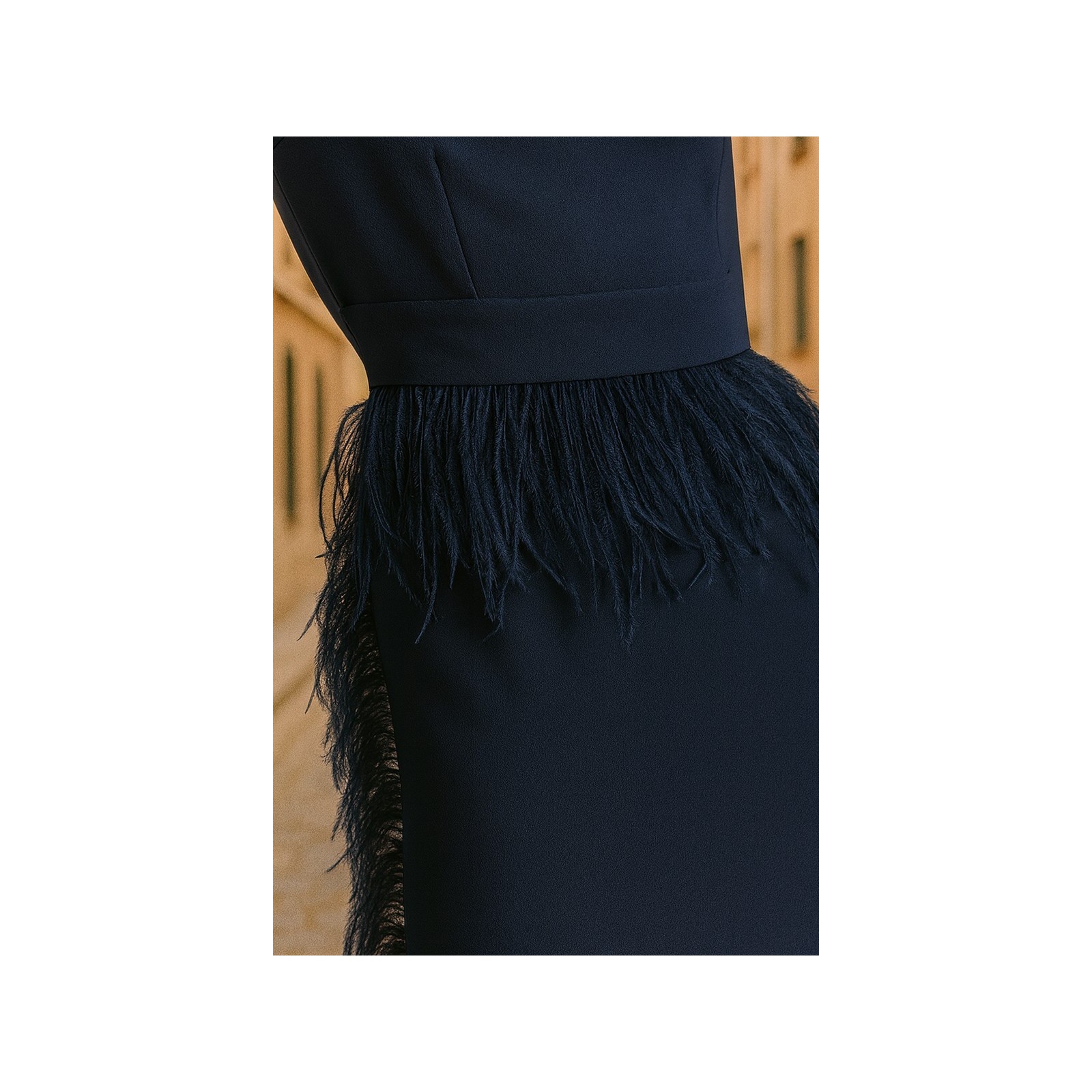 Vestido midi azul marino con manga larga y pluma en cintura y