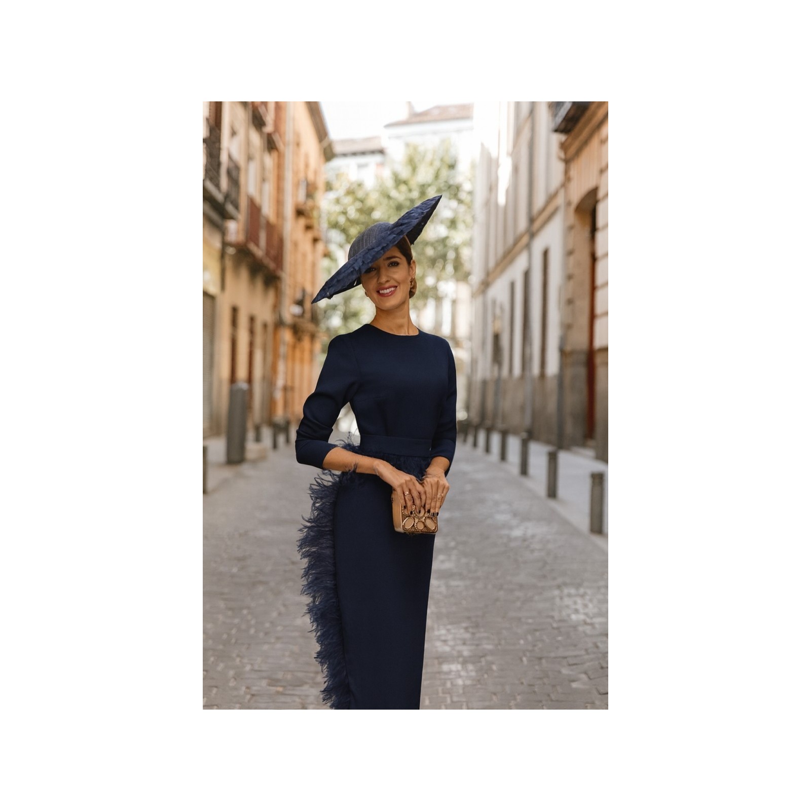 Vestido midi azul marino con manga larga y pluma en cintura y